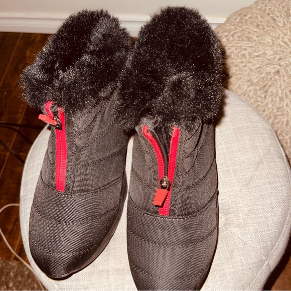Fur lined-slip on -zip up -non slip -ankle boots - Picture 3 of 9